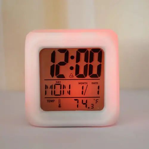 DESPERTADOR DIGITAL CUBO TERMÓMETRO LUCES LED CAMBIANTES - imagen 3