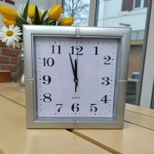 Reloj QUARTZ cuadrado diseño clasico plateado 29cm - imagen 2